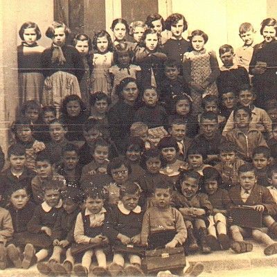 Su primera escuela en Villanueva de Córdoba, poco antes de empezar el bachillerato. Juana Castro es la 4ª por la derecha, última fila